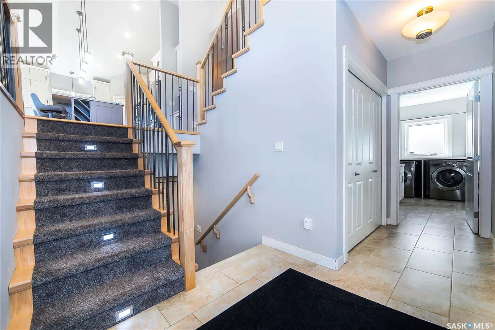 334 Gillies CRESCENT — Saskatoon, Saskatchewan - Photo 4 of 48