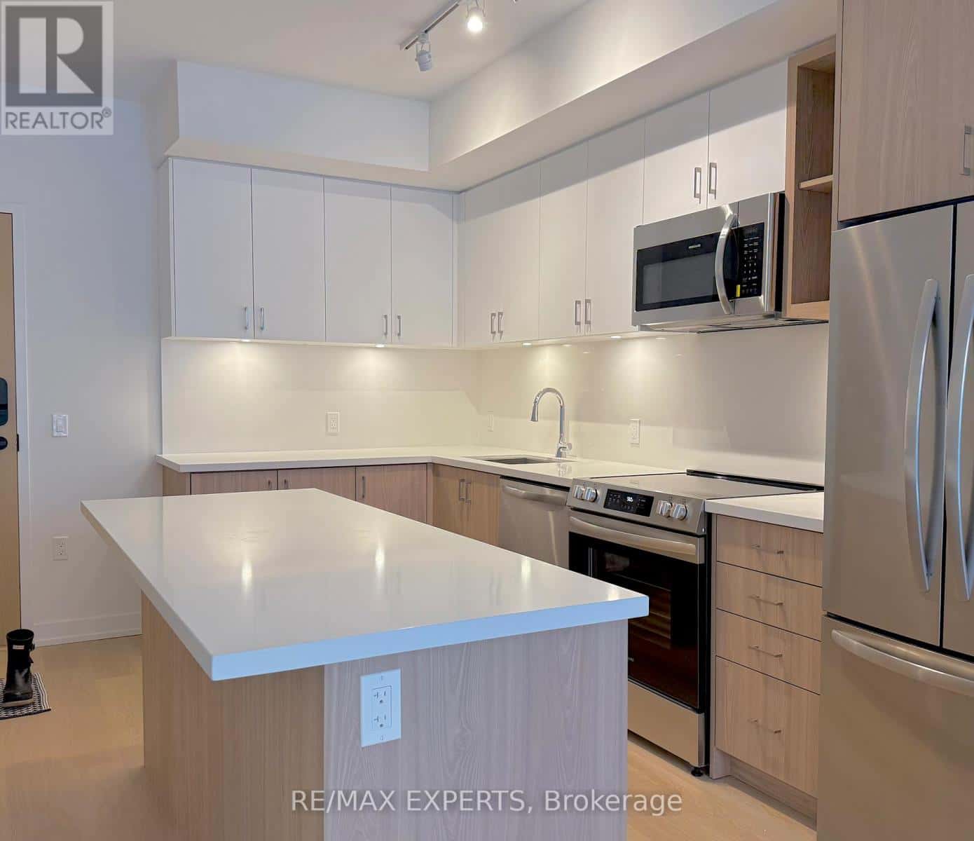 Innisfil — Innisfil - Photo 5 of 36