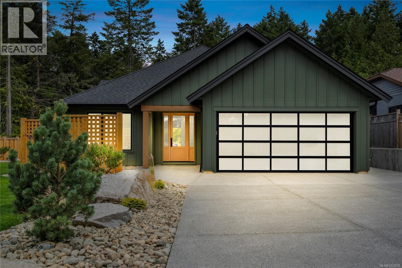 504 Juniper Dr — Qualicum Beach, British Columbia - Main photo