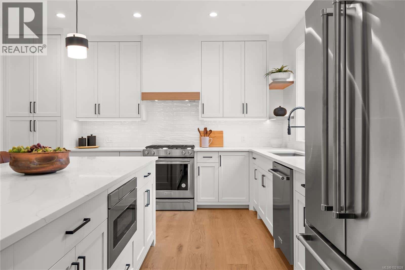 504 Juniper Dr — Qualicum Beach, British Columbia - Photo 2 of 29