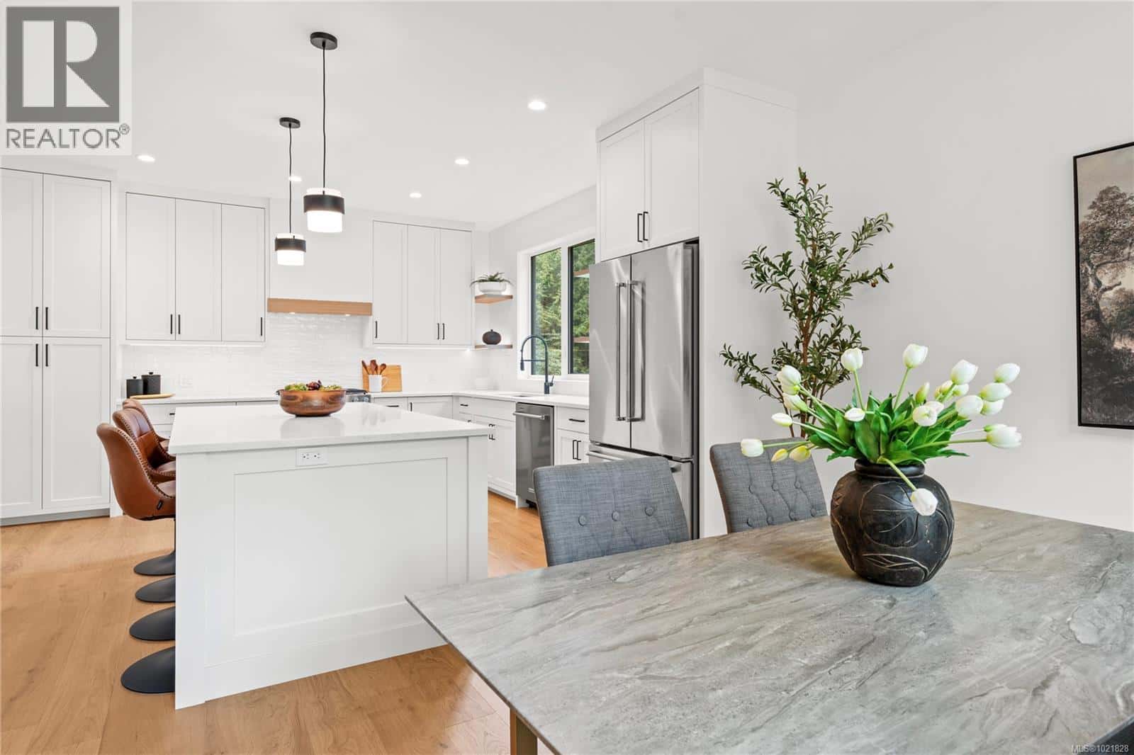 504 Juniper Dr — Qualicum Beach, British Columbia - Photo 5 of 29