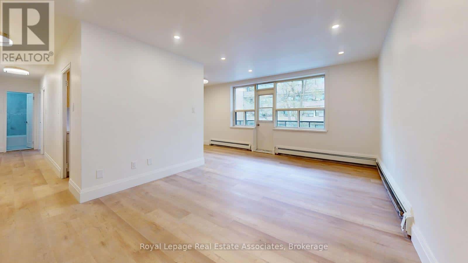 Toronto (Englemount-Lawrence) — Toronto (Englemount-Lawrence) - Photo 2 of 24