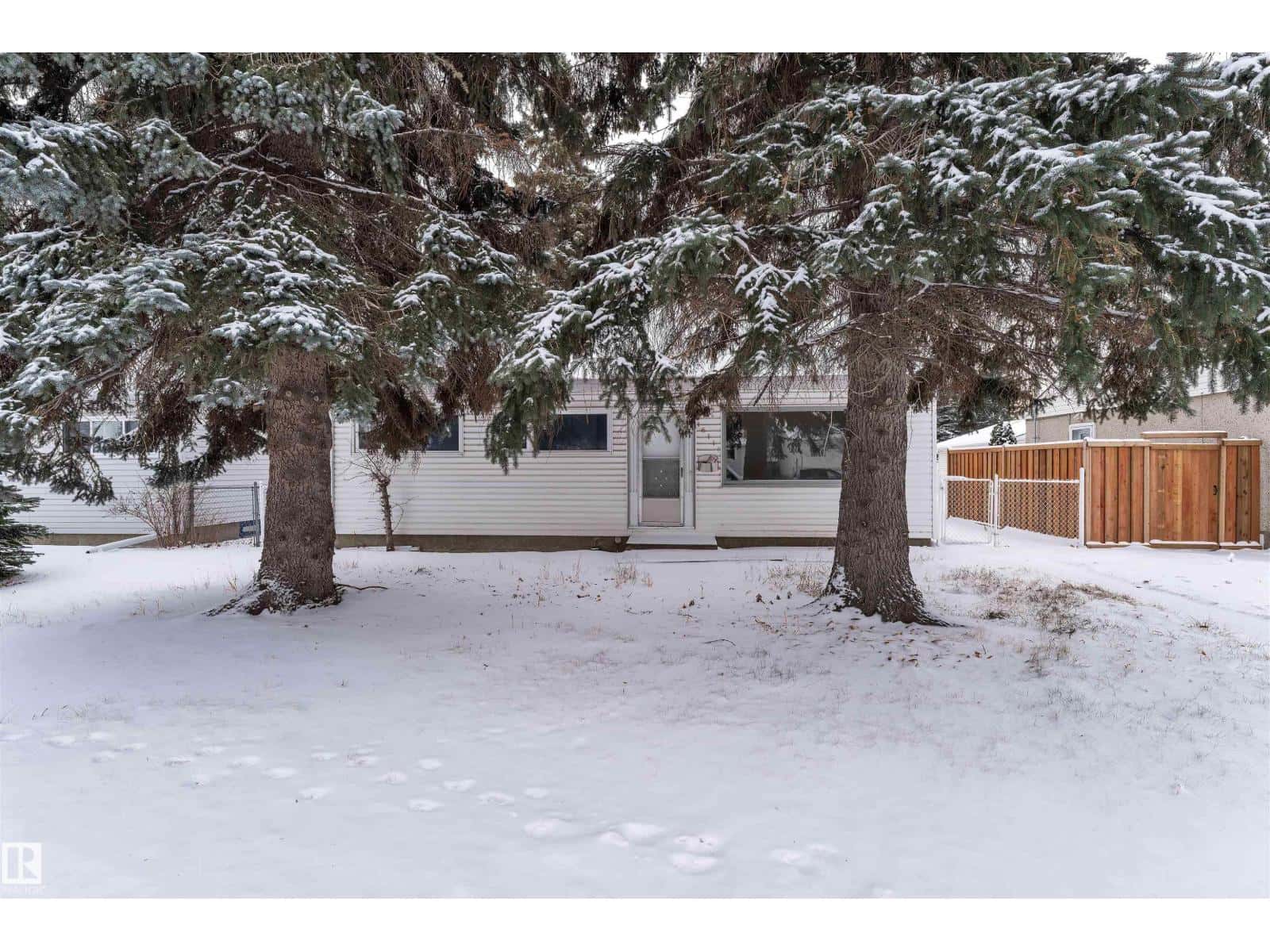 16111 109 AV NW — Edmonton, Alberta - Photo 2 of 32