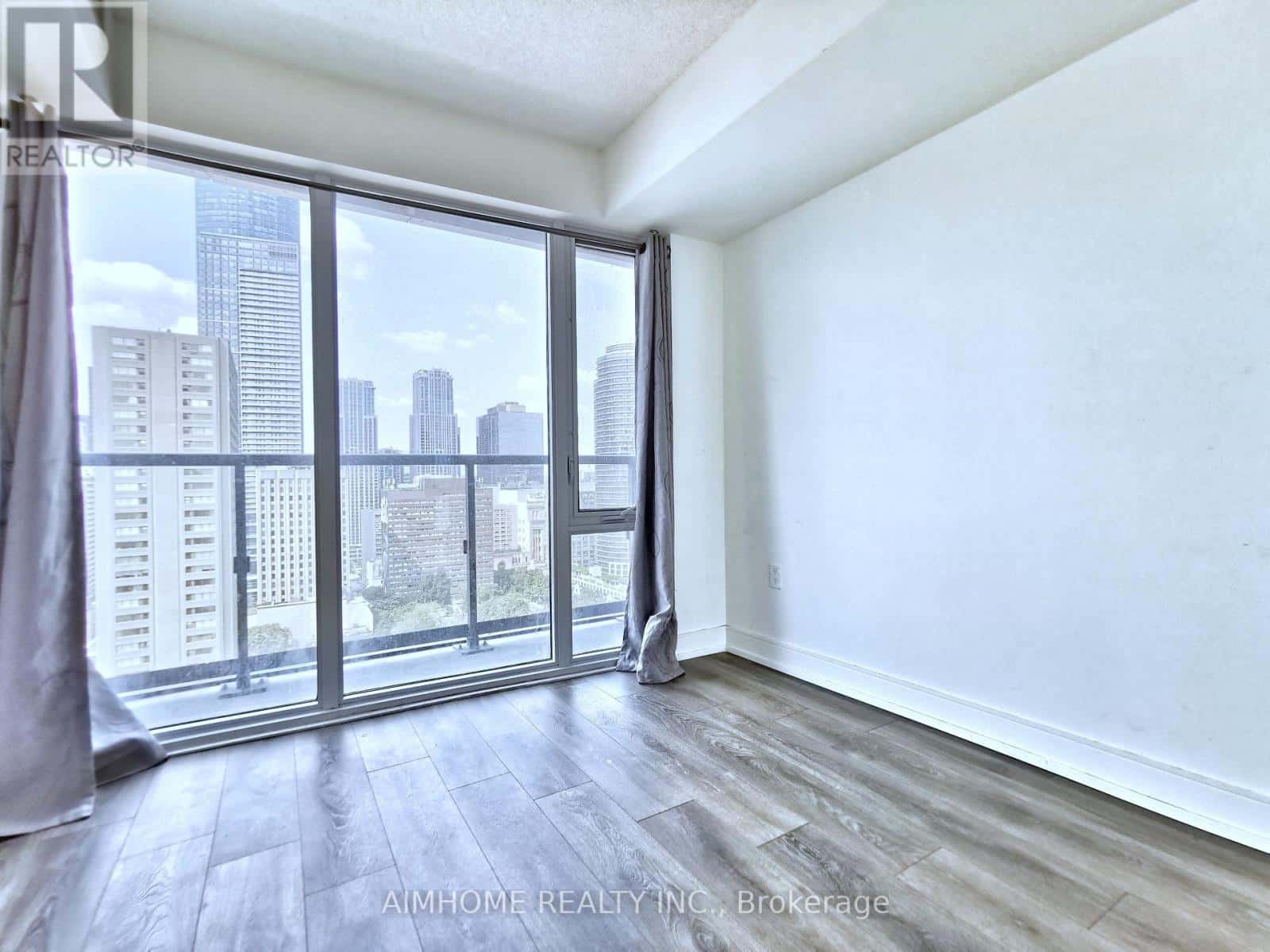 Toronto (Church-Yonge Corridor) — Toronto (Church-Yonge Corridor) - Photo 4 of 11