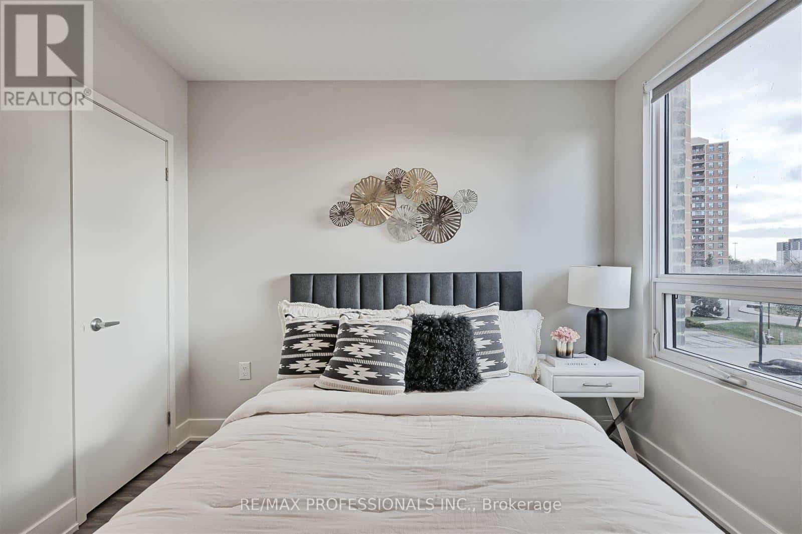 Toronto (Eringate-Centennial-West Deane) — Toronto (Eringate-Centennial-West Deane) - Photo 3 of 19