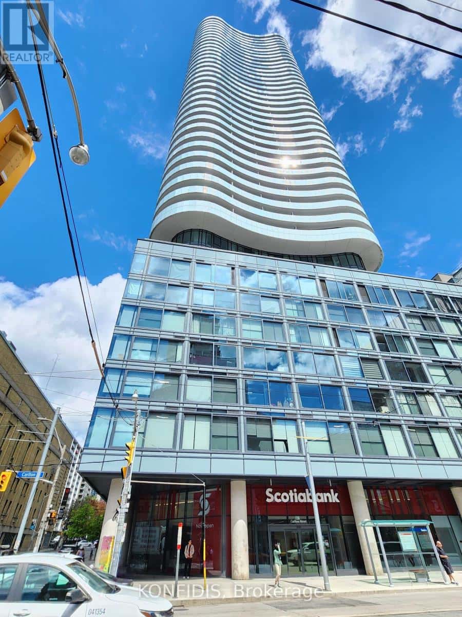 Toronto (Church-Yonge Corridor) — Toronto (Church-Yonge Corridor) - Photo 2 of 17