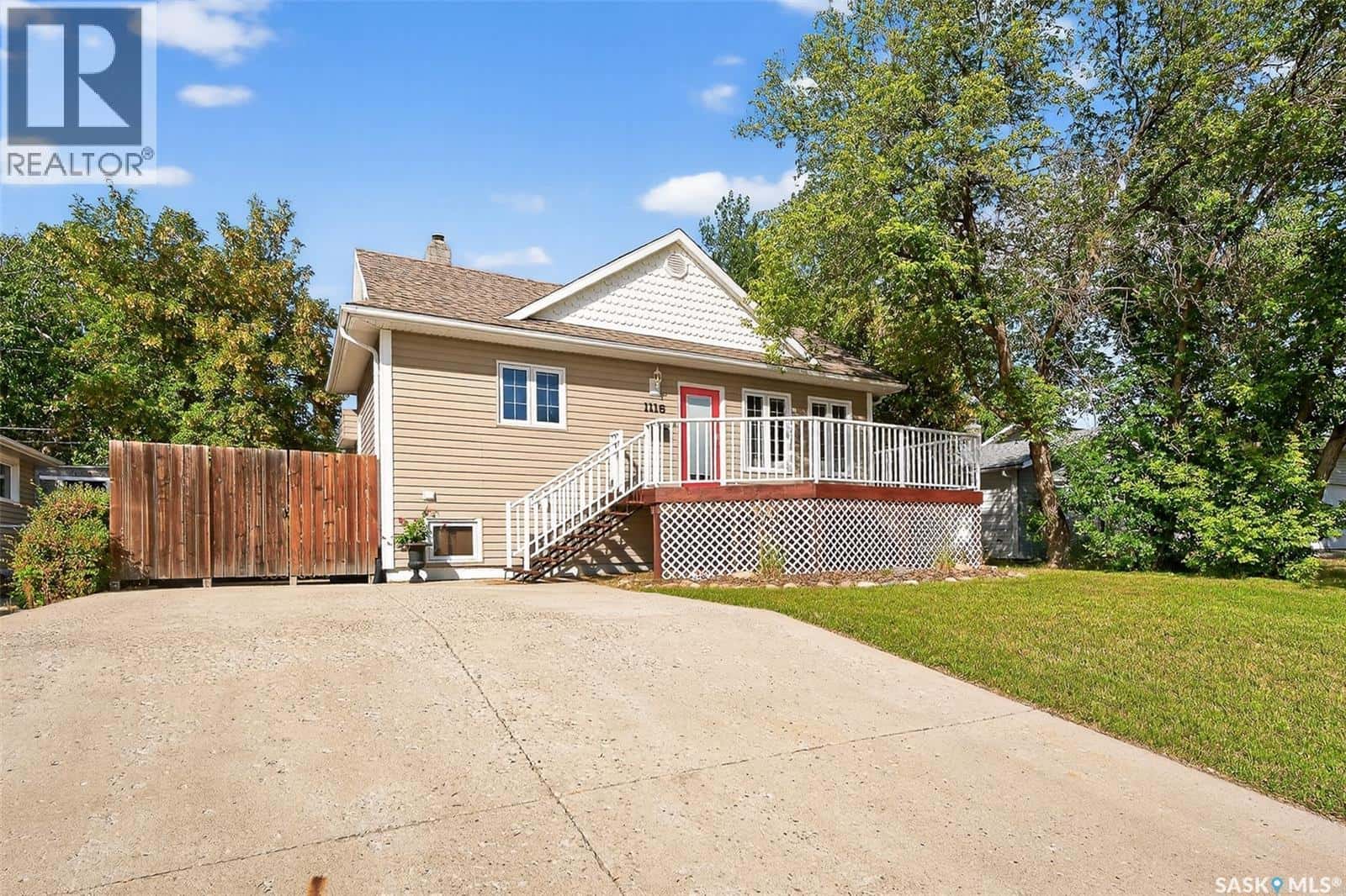 1116 Hochelaga STREET W — Moose Jaw, Saskatchewan - Photo 2 of 50