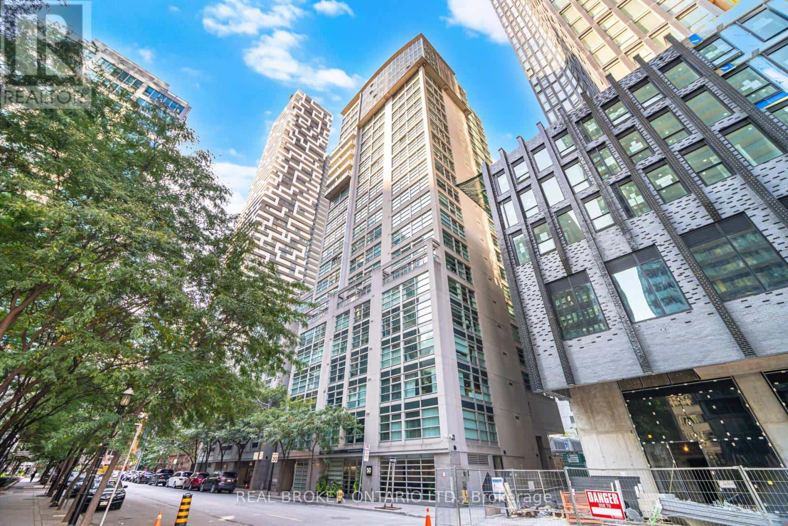 Toronto (Church-Yonge Corridor) — Toronto (Church-Yonge Corridor) - Photo 2 of 50