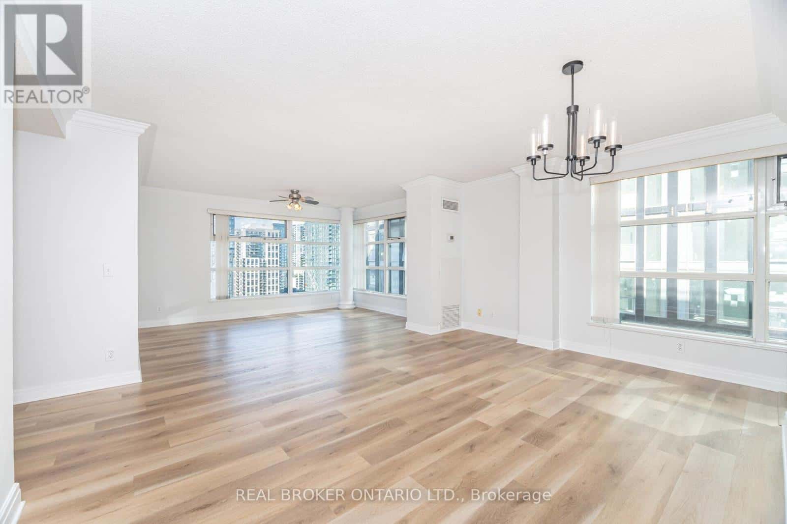 Toronto (Church-Yonge Corridor) — Toronto (Church-Yonge Corridor) - Photo 4 of 50