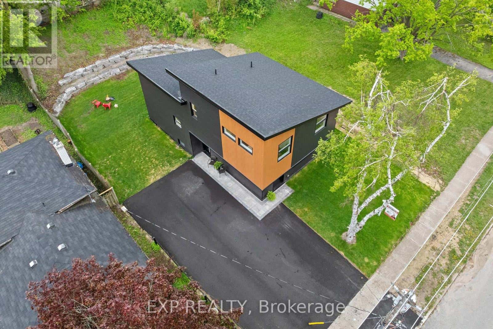 168 BERCZY STREET — Barrie (Wellington), Ontario - Photo 2 of 36