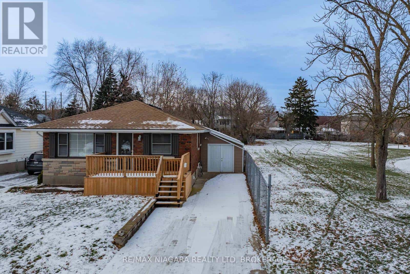 5 ST PETER STREET — St. Catharines (Burleigh Hill), Ontario - Photo 2 of 50