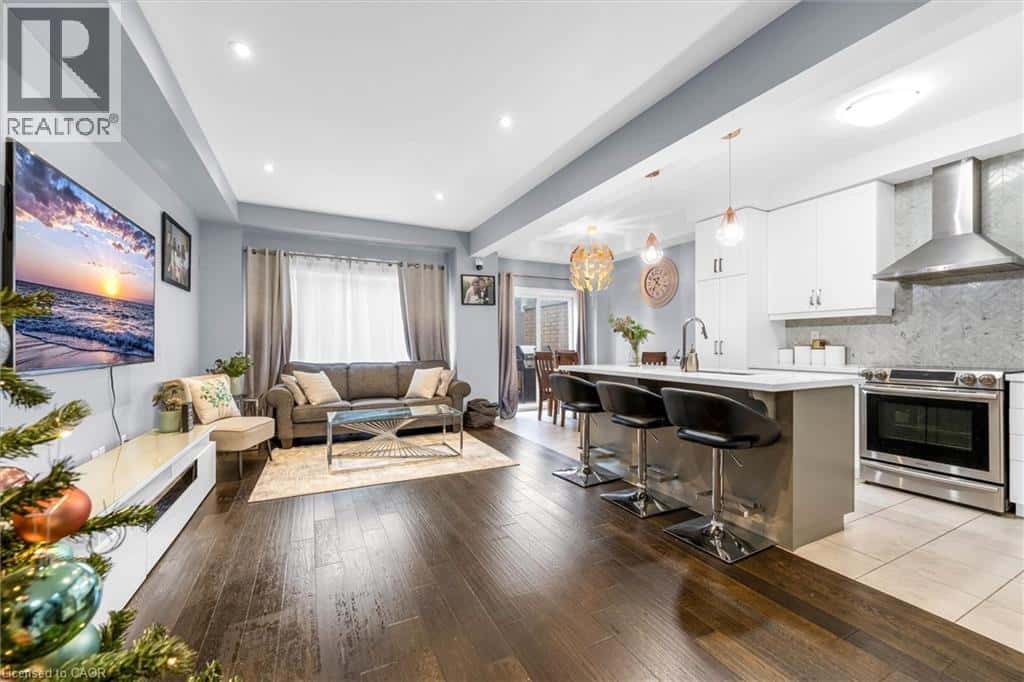 55 GREENWICH Avenue — Stoney Creek, Ontario - Photo 3 of 28