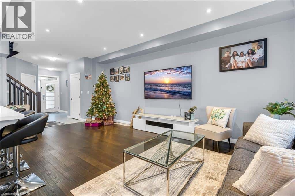 55 GREENWICH Avenue — Stoney Creek, Ontario - Photo 5 of 28