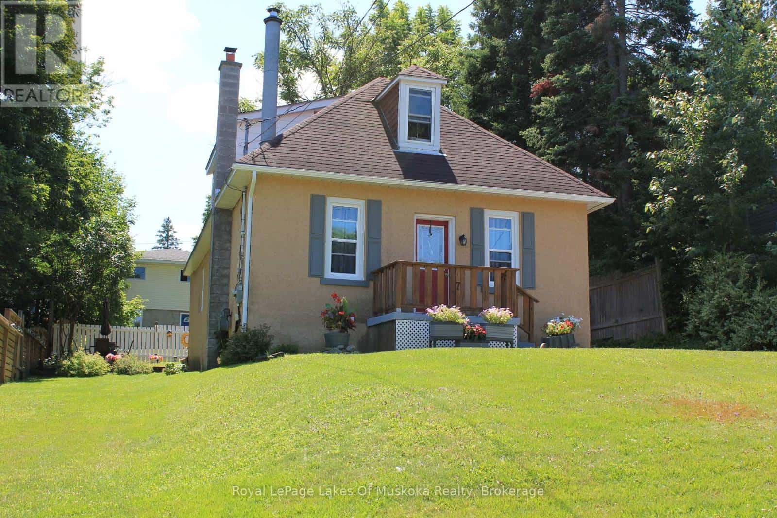 7 DUNCAN STREET W — Huntsville (Chaffey), Ontario - Photo 2 of 33