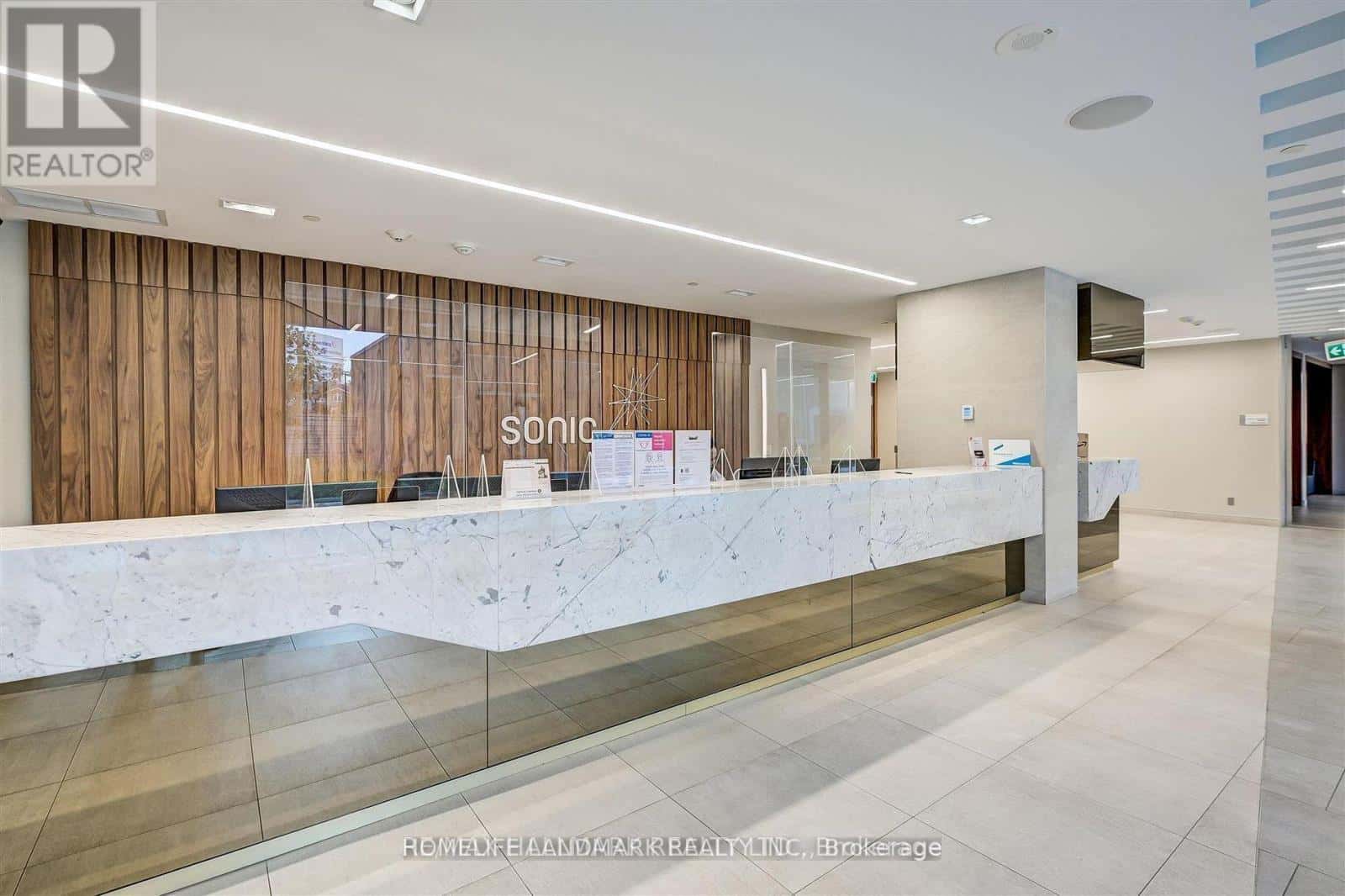 Toronto (Flemingdon Park) — Toronto (Flemingdon Park) - Photo 3 of 24