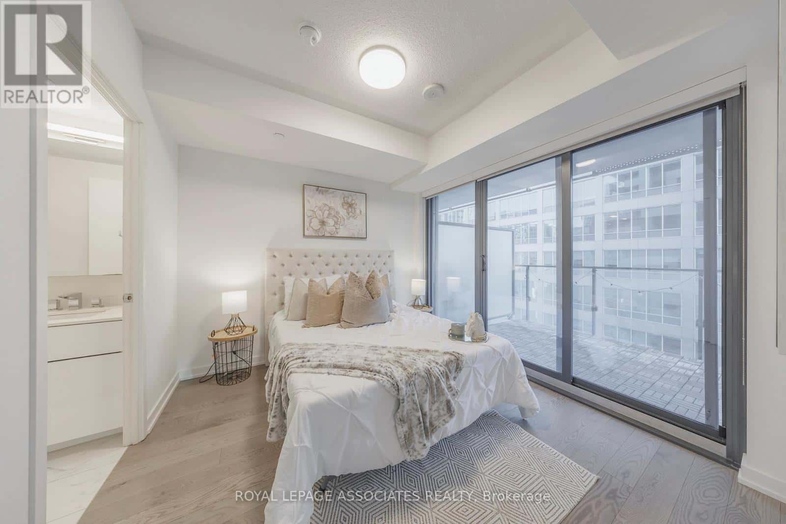 Toronto (Church-Yonge Corridor) — Toronto (Church-Yonge Corridor) - Photo 3 of 21