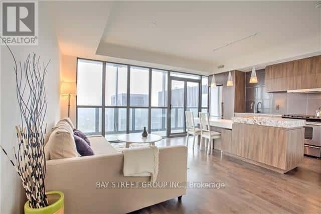 Toronto (Church-Yonge Corridor) — Toronto (Church-Yonge Corridor) - Photo 2 of 26