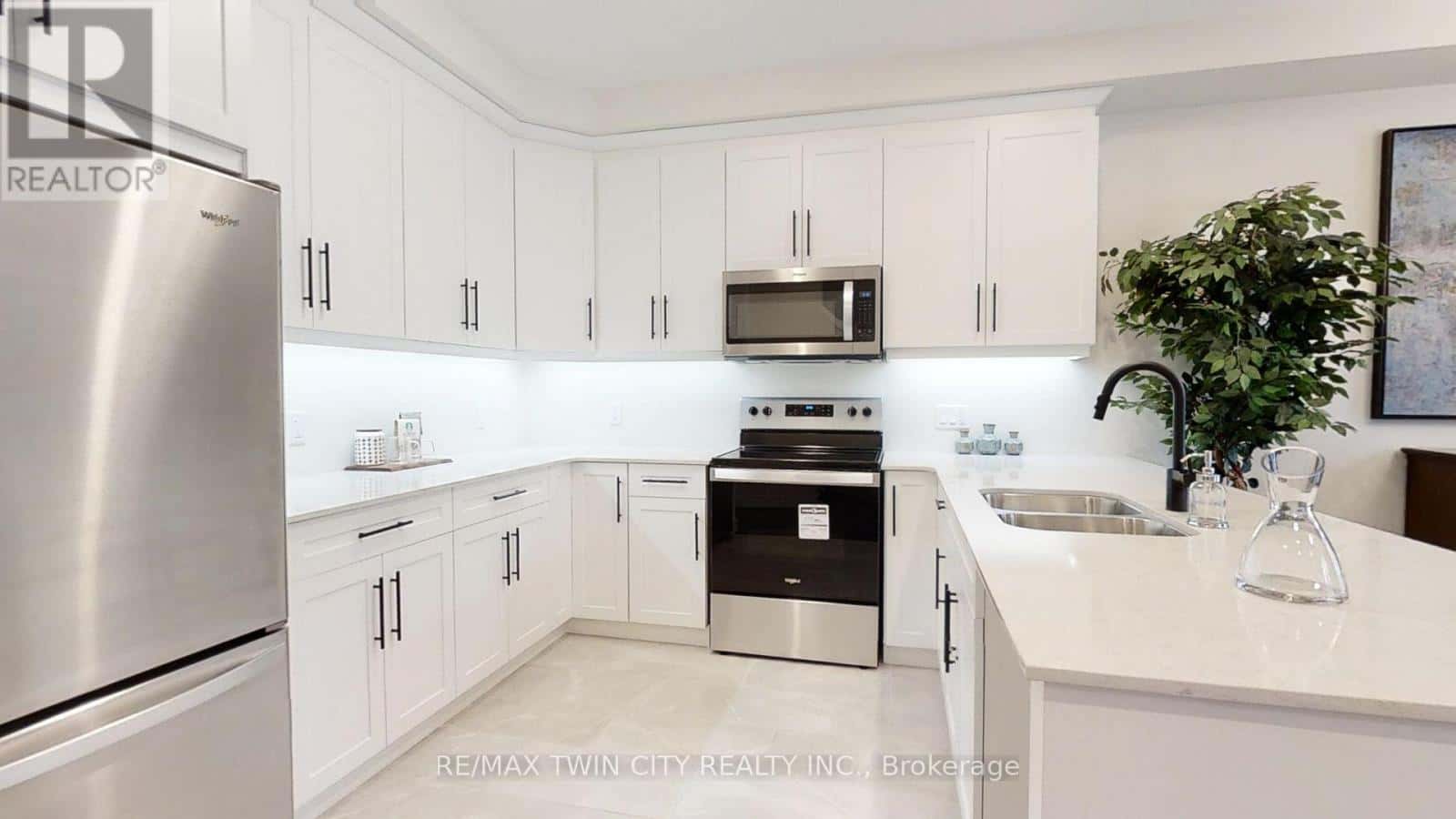 73 JULIE CRESCENT — London South (South J), Ontario - Photo 2 of 29