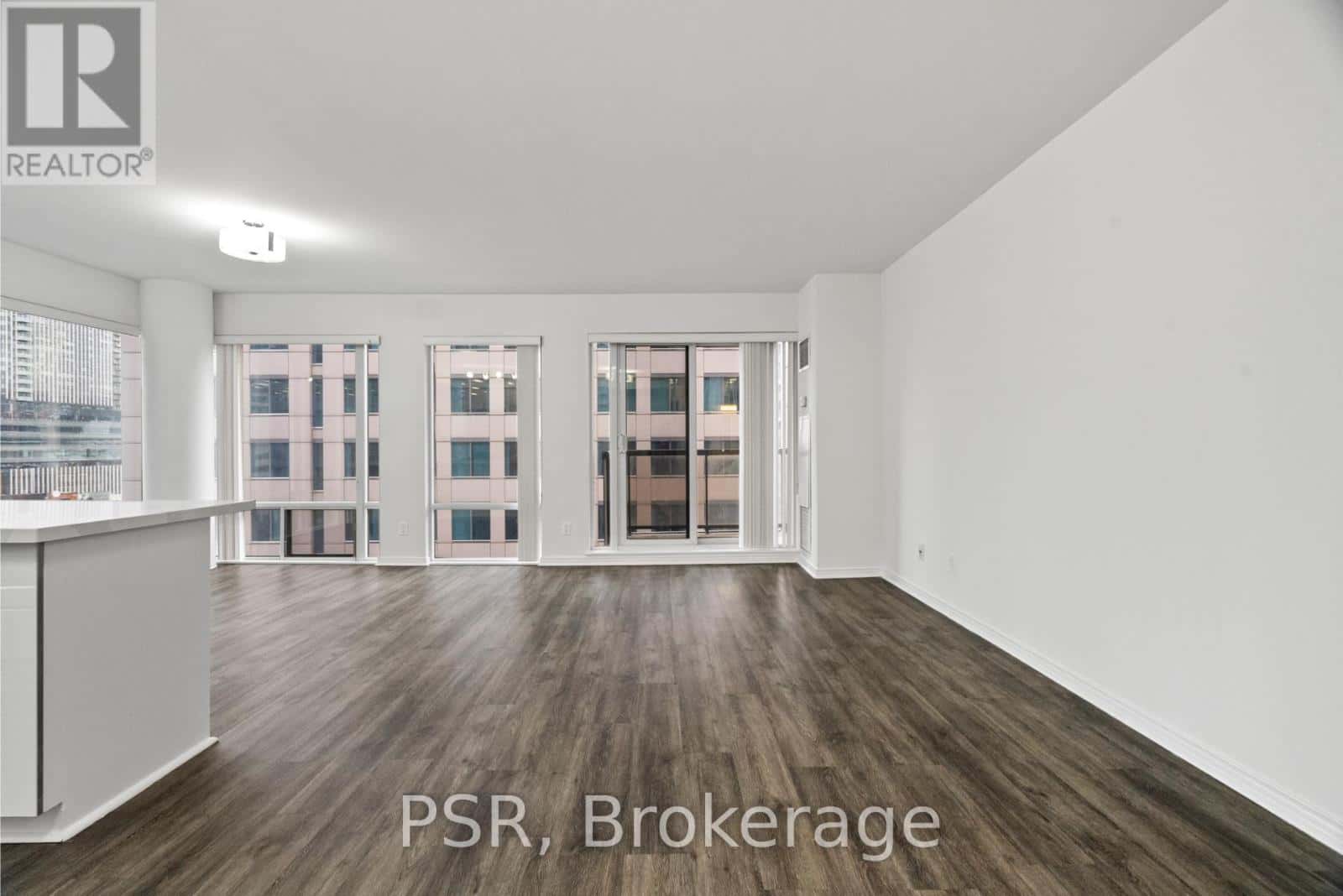 Toronto (Waterfront Communities) — Toronto (Waterfront Communities) - Photo 2 of 28