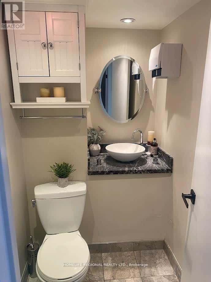 Toronto (Trinity-Bellwoods) — Toronto (Trinity-Bellwoods) - Photo 3 of 5