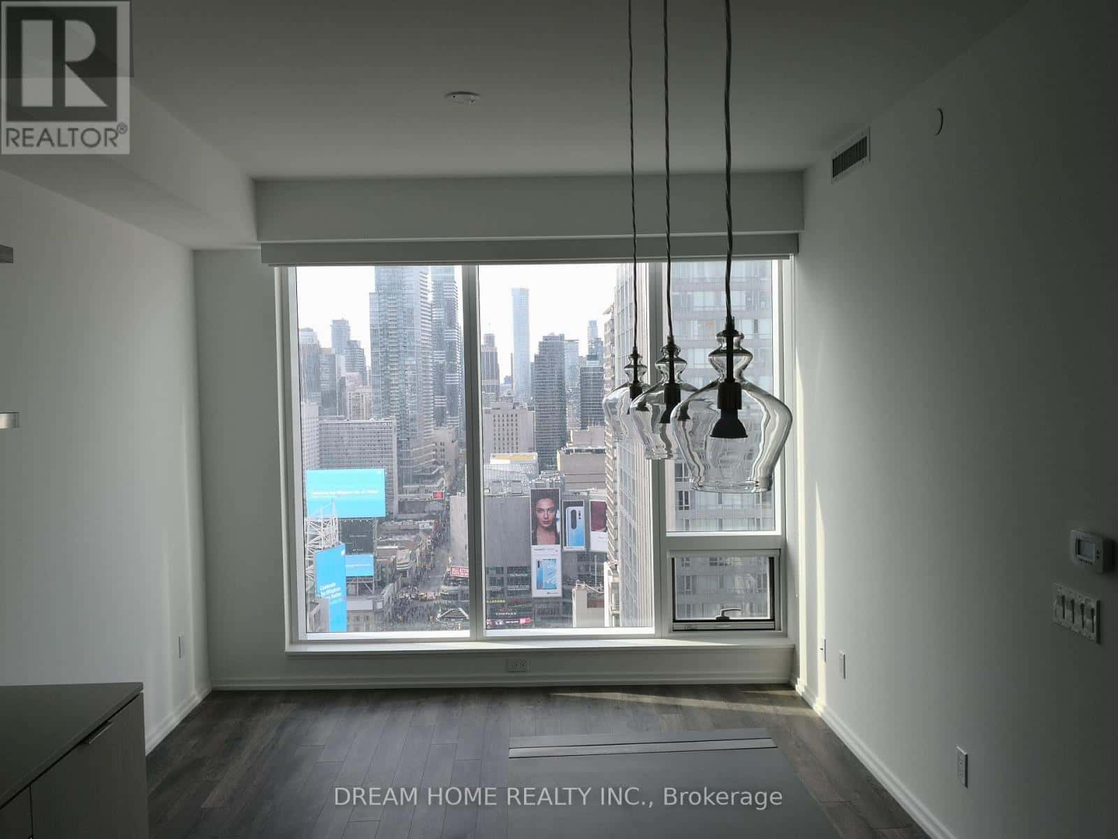 Toronto (Church-Yonge Corridor) — Toronto (Church-Yonge Corridor) - Photo 5 of 8