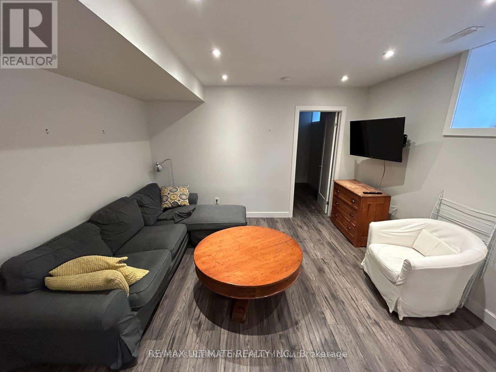 Toronto (Yonge-Eglinton) — Toronto (Yonge-Eglinton) - Photo 2 of 9