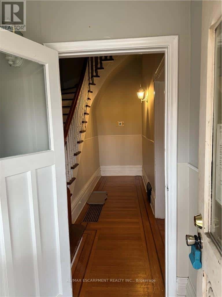 105 WELLINGTON STREET — Hamilton (Beasley), Ontario - Photo 2 of 9