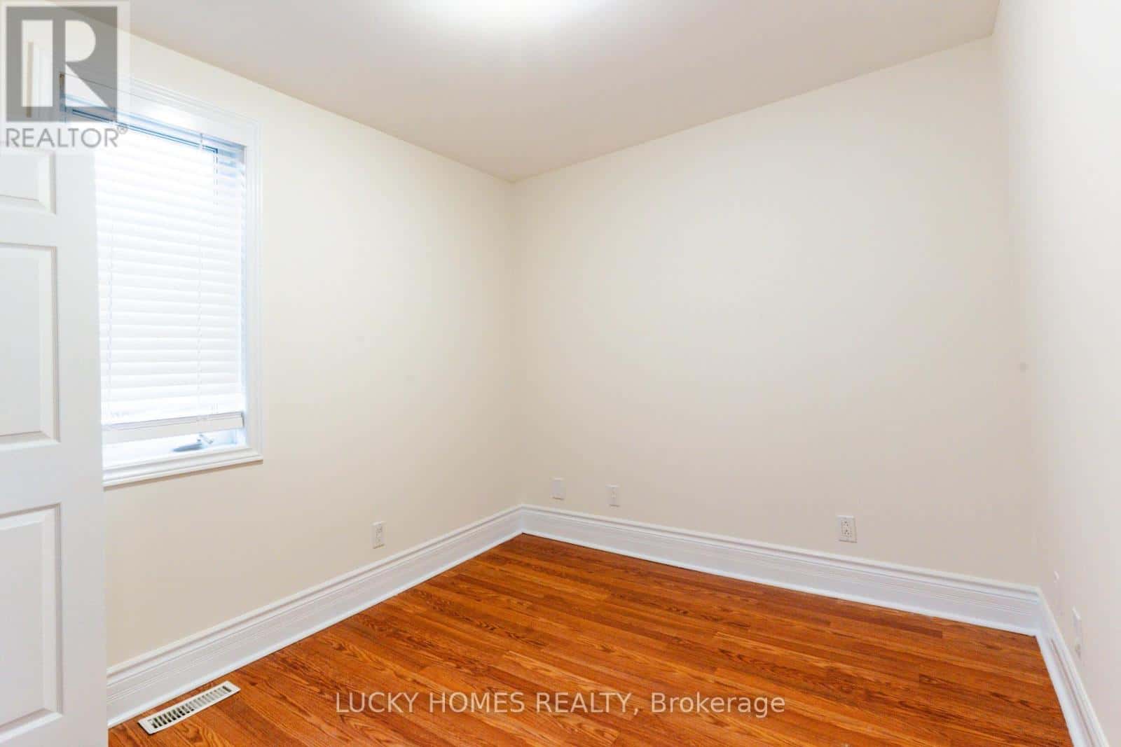 MAIN FLOOR - 270 VERDUN ROAD W — Oshawa (Central) - Photo 4 of 15