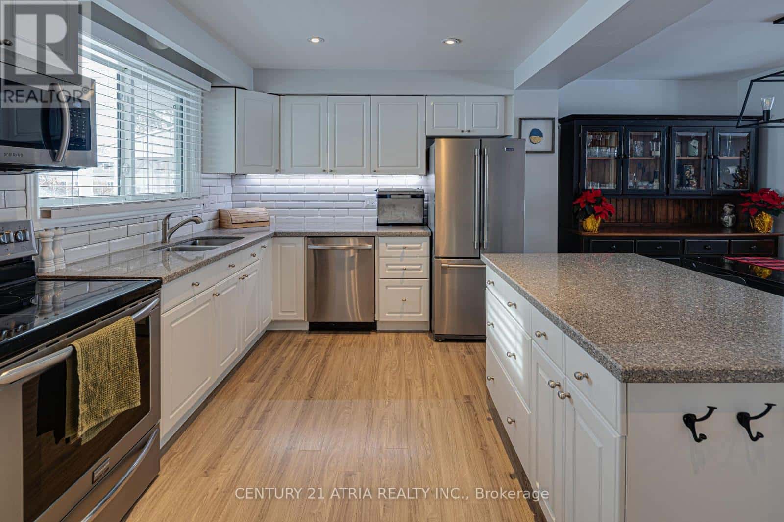 251 STOUFFER STREET — Whitchurch-Stouffville (Stouffville), Ontario - Photo 5 of 38