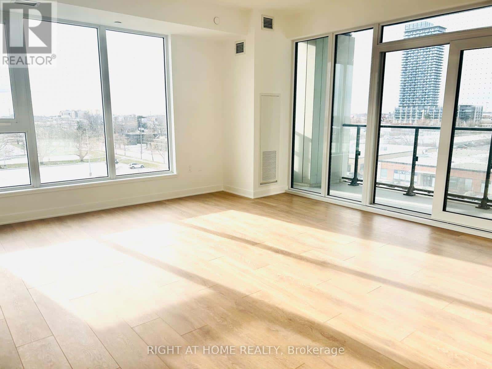 Toronto (Islington-City Centre West) — Toronto (Islington-City Centre West) - Photo 5 of 19