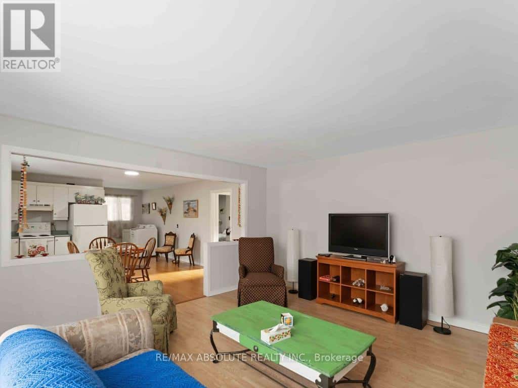 1984 FORCED ROAD — Ottawa, Ontario - Photo 5 of 23