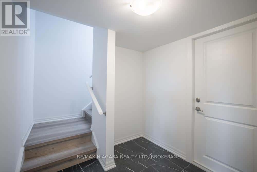 Port Colborne (Main Street) — Port Colborne (Main Street) - Photo 2 of 12