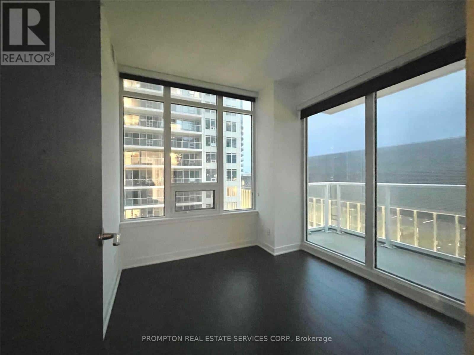 Toronto (Waterfront Communities) — Toronto (Waterfront Communities) - Photo 3 of 9