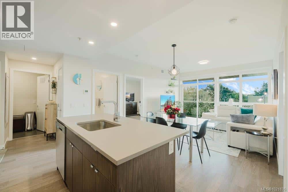 210 881 Short St — Saanich, British Columbia - Photo 5 of 33