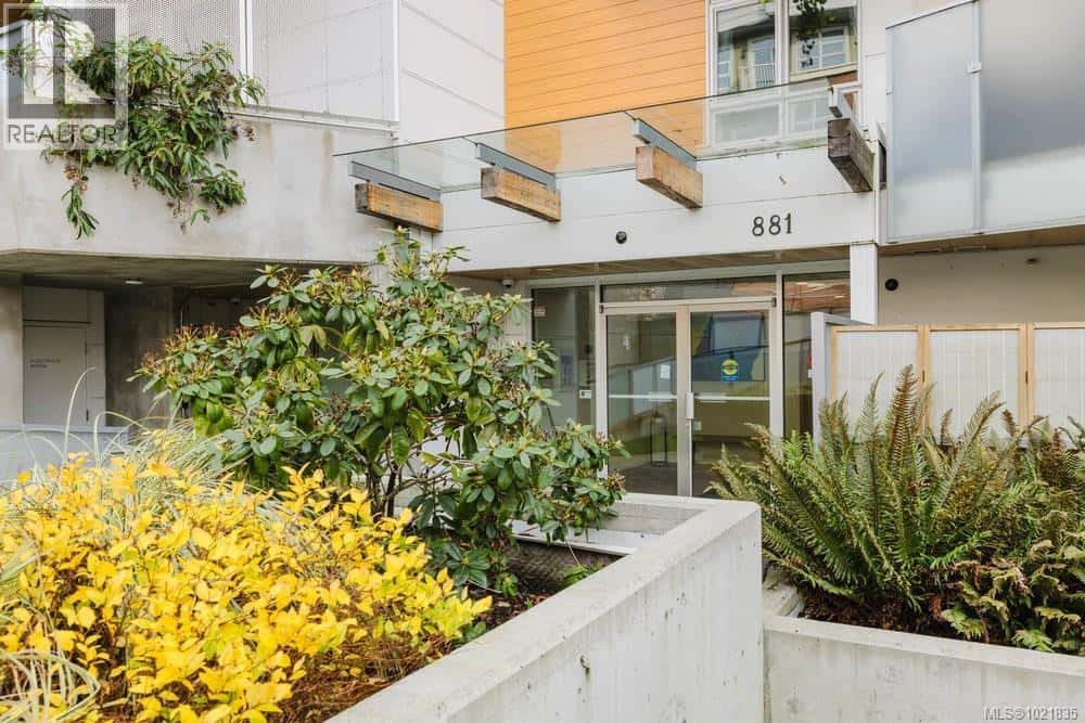 210 881 Short St — Saanich, British Columbia - Photo 2 of 33