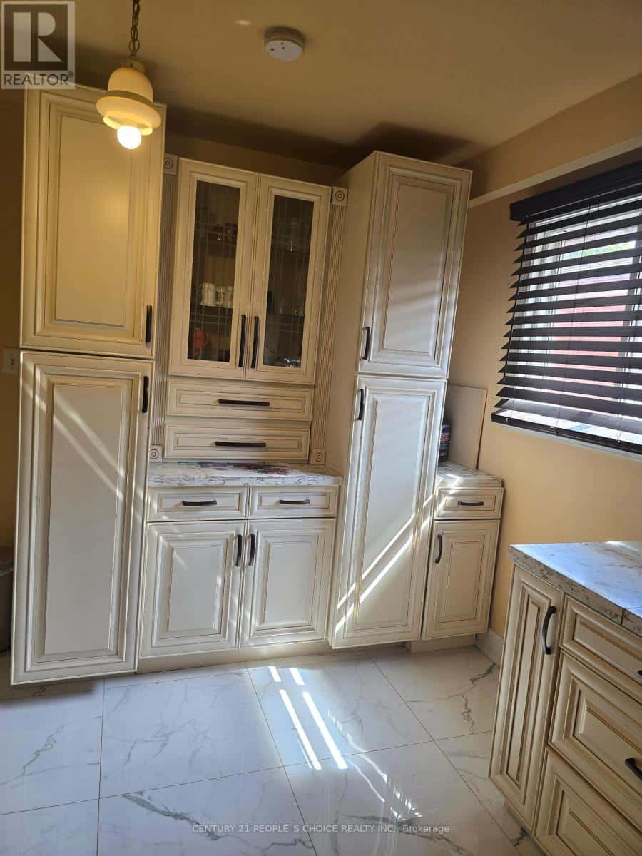 18 CURTIS DRIVE — Brampton (Brampton South), Ontario - Photo 4 of 13