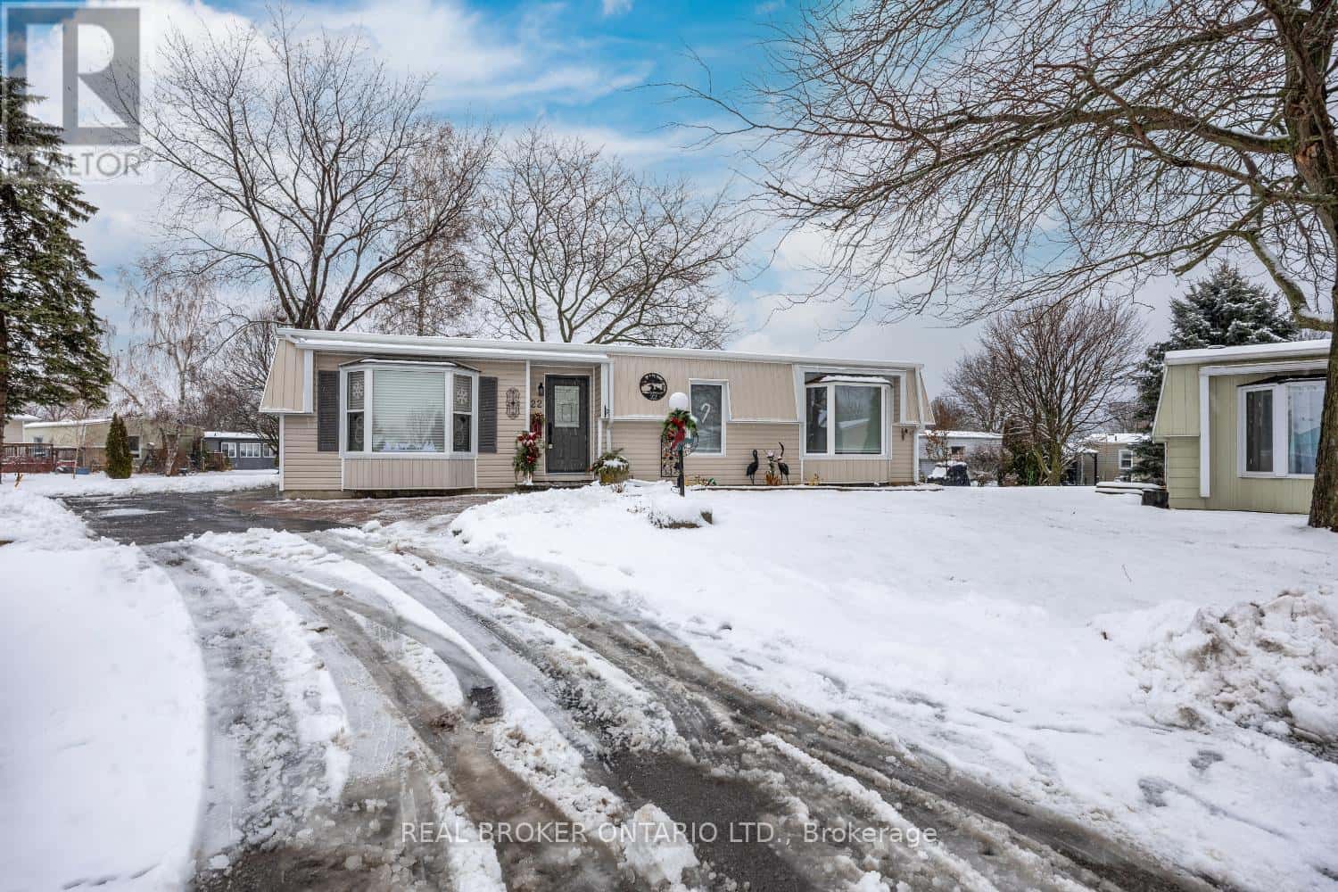 22 CHAMPLAIN COURT — Clarington (Bowmanville), Ontario - Photo 2 of 45