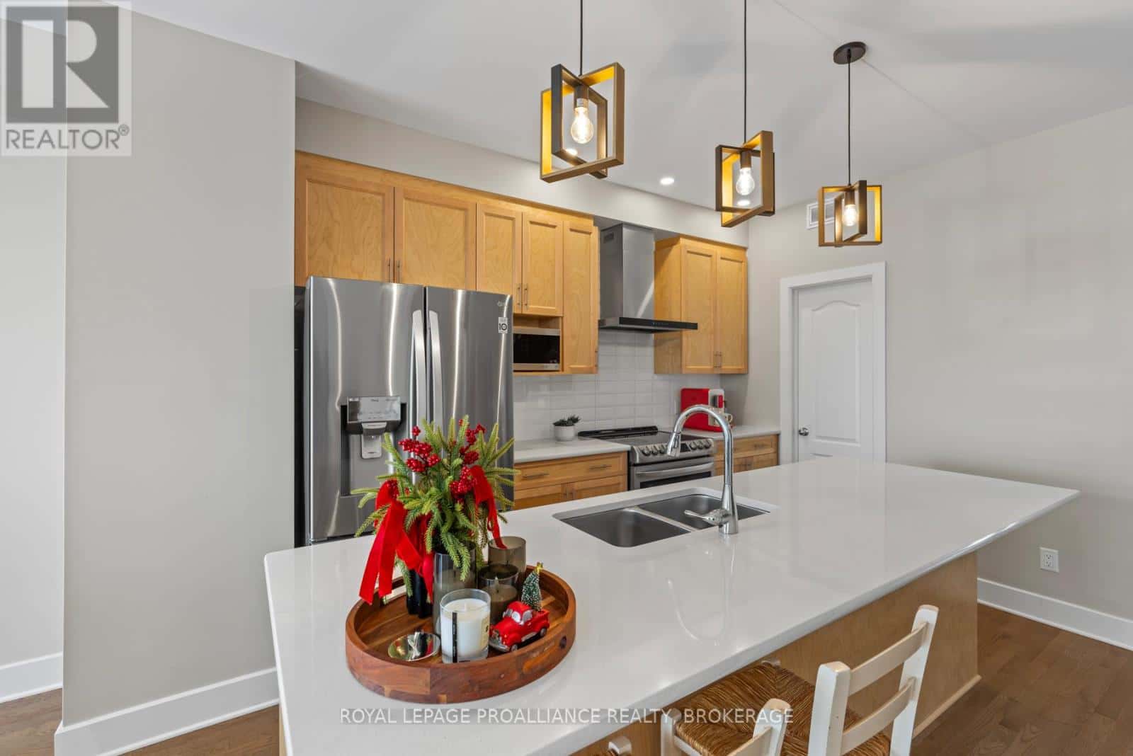 1114 BARROW AVENUE — Kingston (East Gardiners Rd), Ontario - Photo 5 of 40