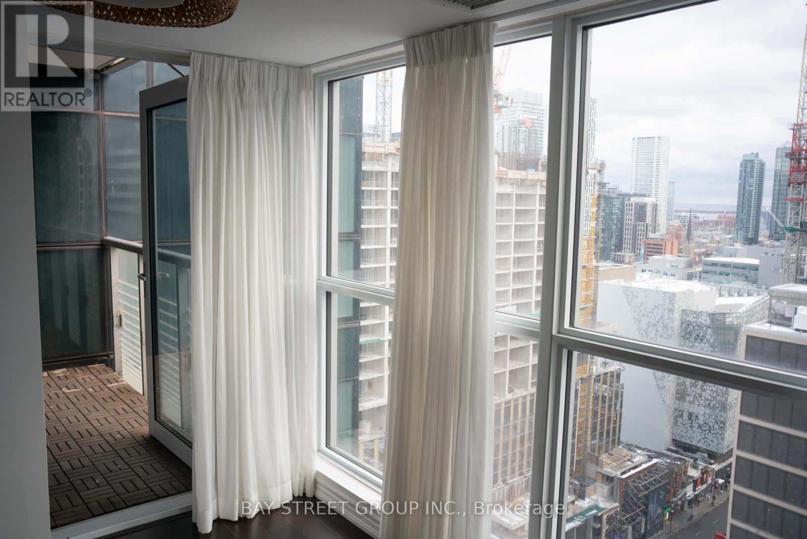 Toronto (Bay Street Corridor) — Toronto (Bay Street Corridor) - Photo 4 of 29