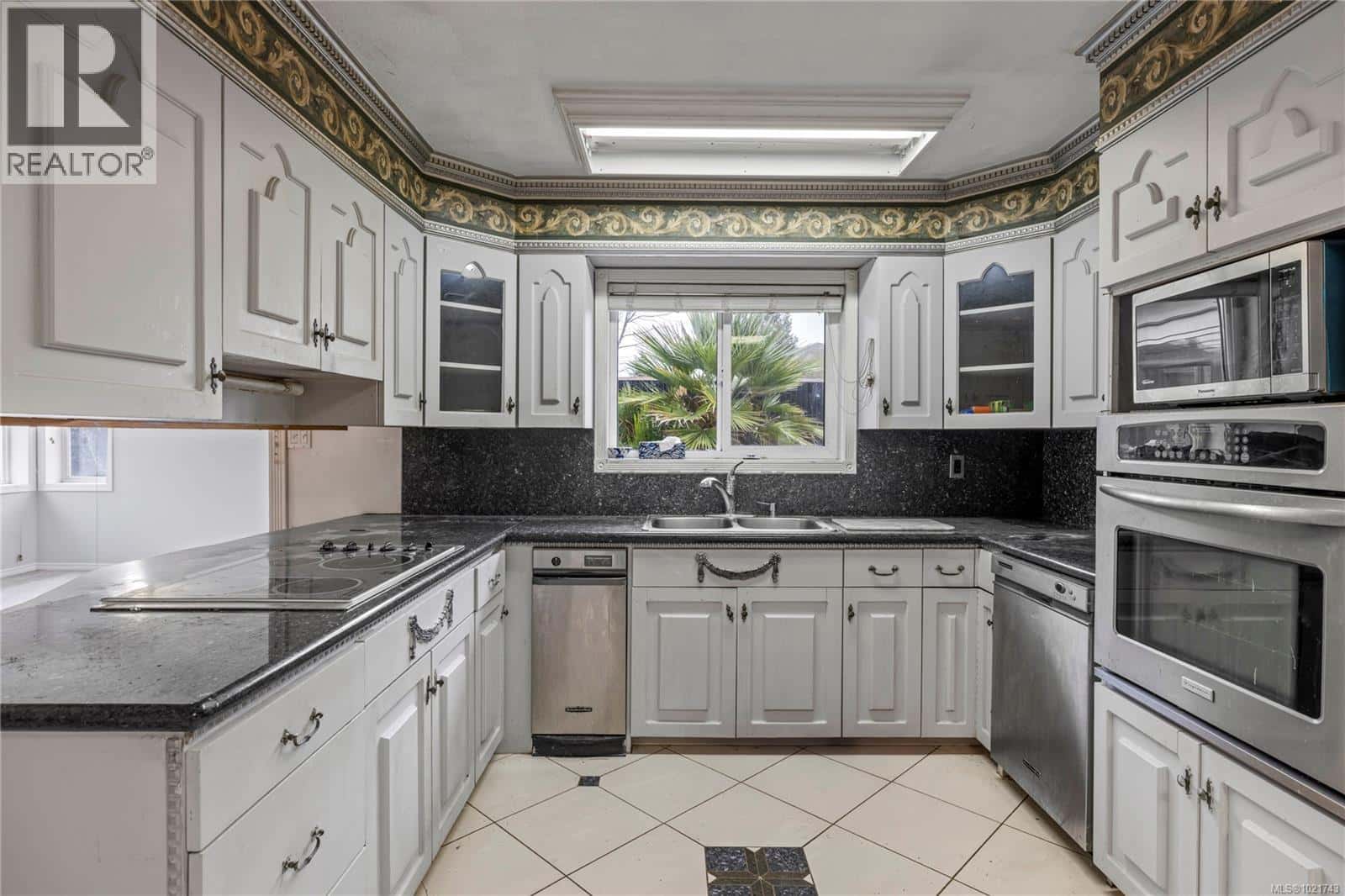 930 Mulholland Dr — French Creek, British Columbia - Photo 5 of 38