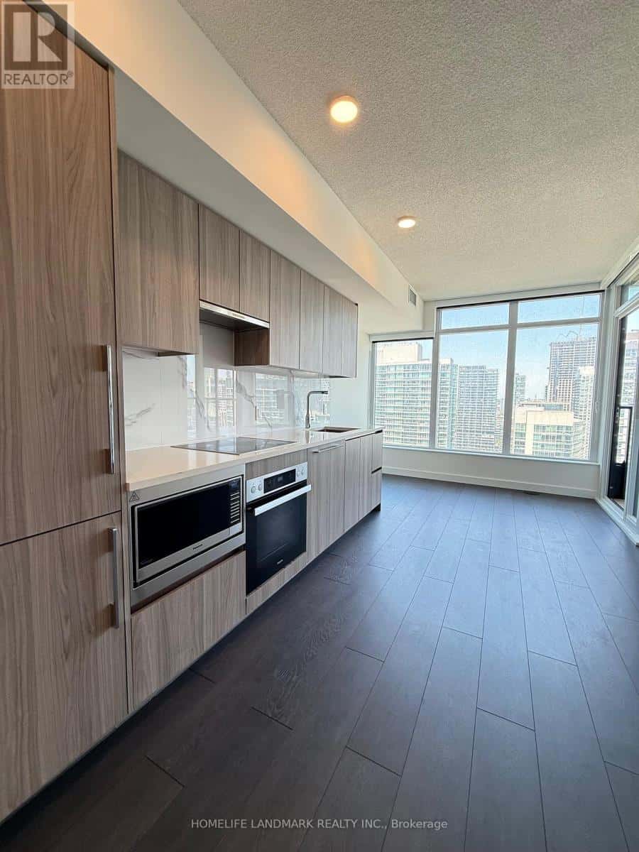 Toronto (Waterfront Communities) — Toronto (Waterfront Communities) - Photo 4 of 8