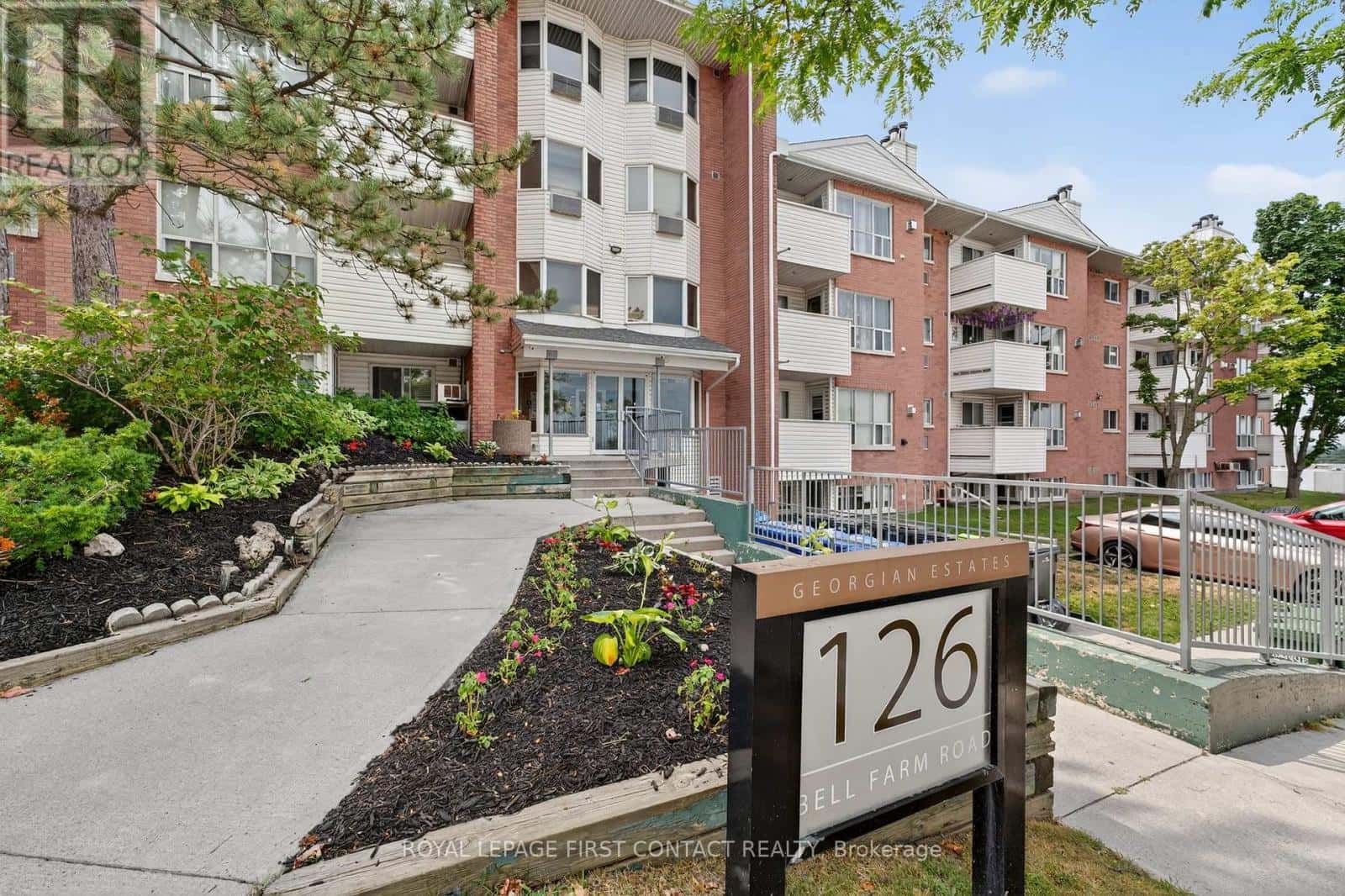 B08 - 126 BELL FARM ROAD — Barrie (Alliance), Ontario - Photo 2 of 33