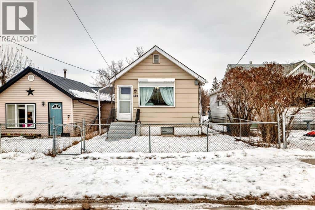 460 3 Street — Drumheller, Alberta - Photo 2 of 34