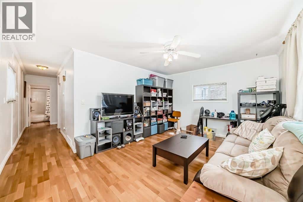 460 3 Street — Drumheller, Alberta - Photo 4 of 34