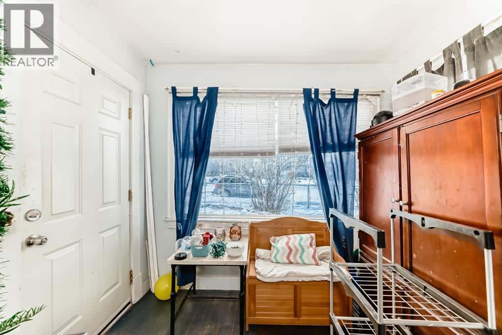 476 3 Street — Drumheller, Alberta - Photo 5 of 45