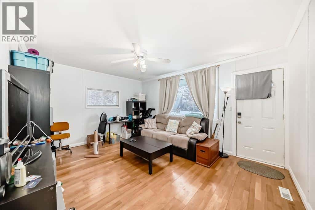 460 3 Street — Drumheller, Alberta - Photo 5 of 34