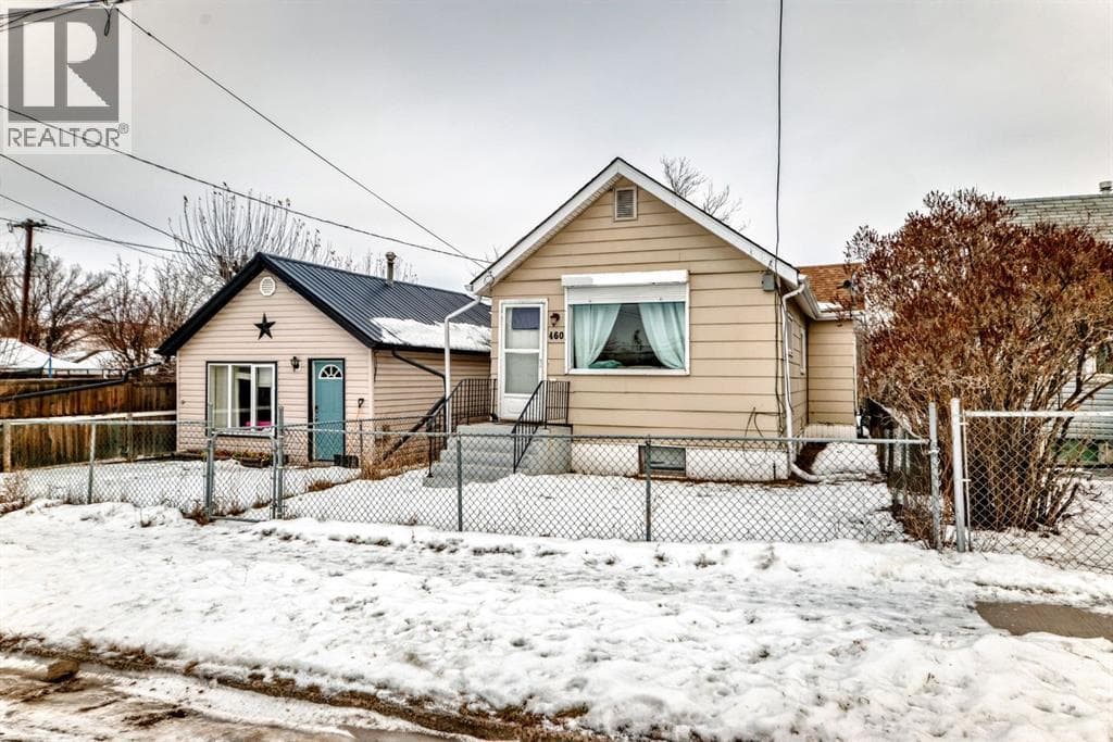 460 3 Street — Drumheller, Alberta - Main photo