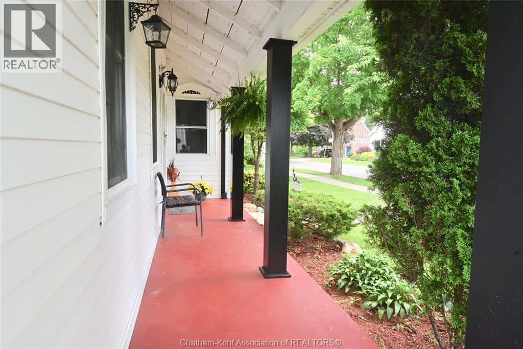 49 Erie STREET South — Ridgetown, Ontario - Photo 4 of 42