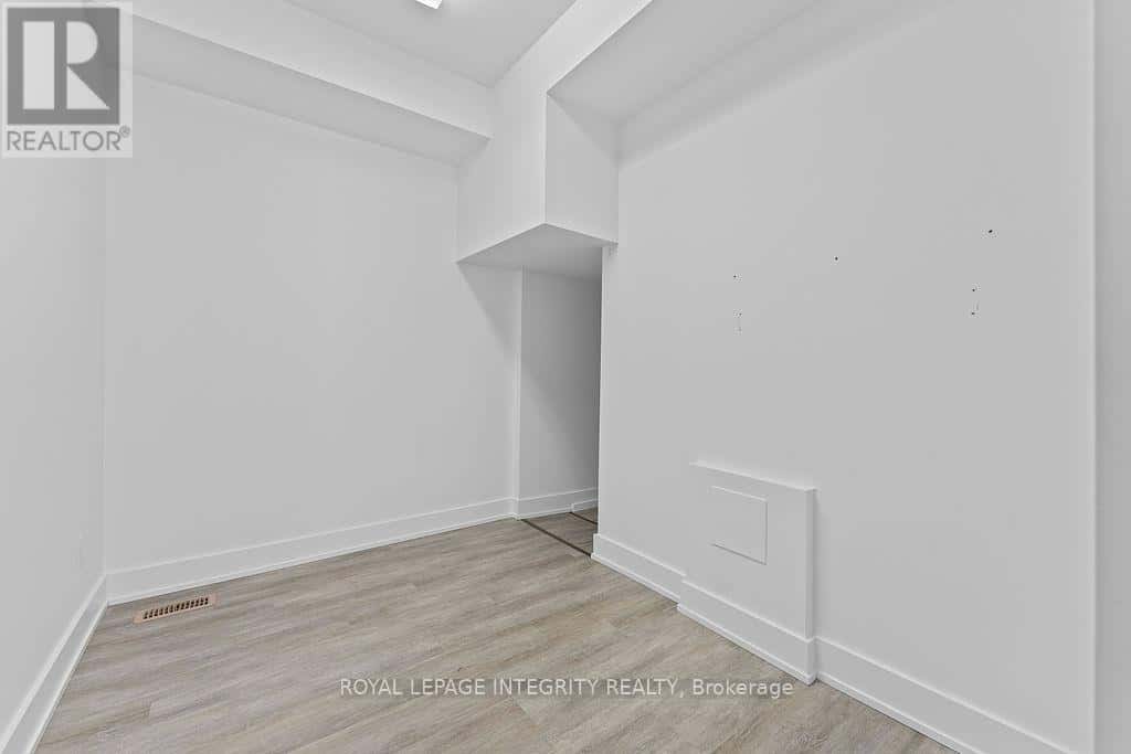 32 MARKET STREET N — Smiths Falls - Photo 2 of 18