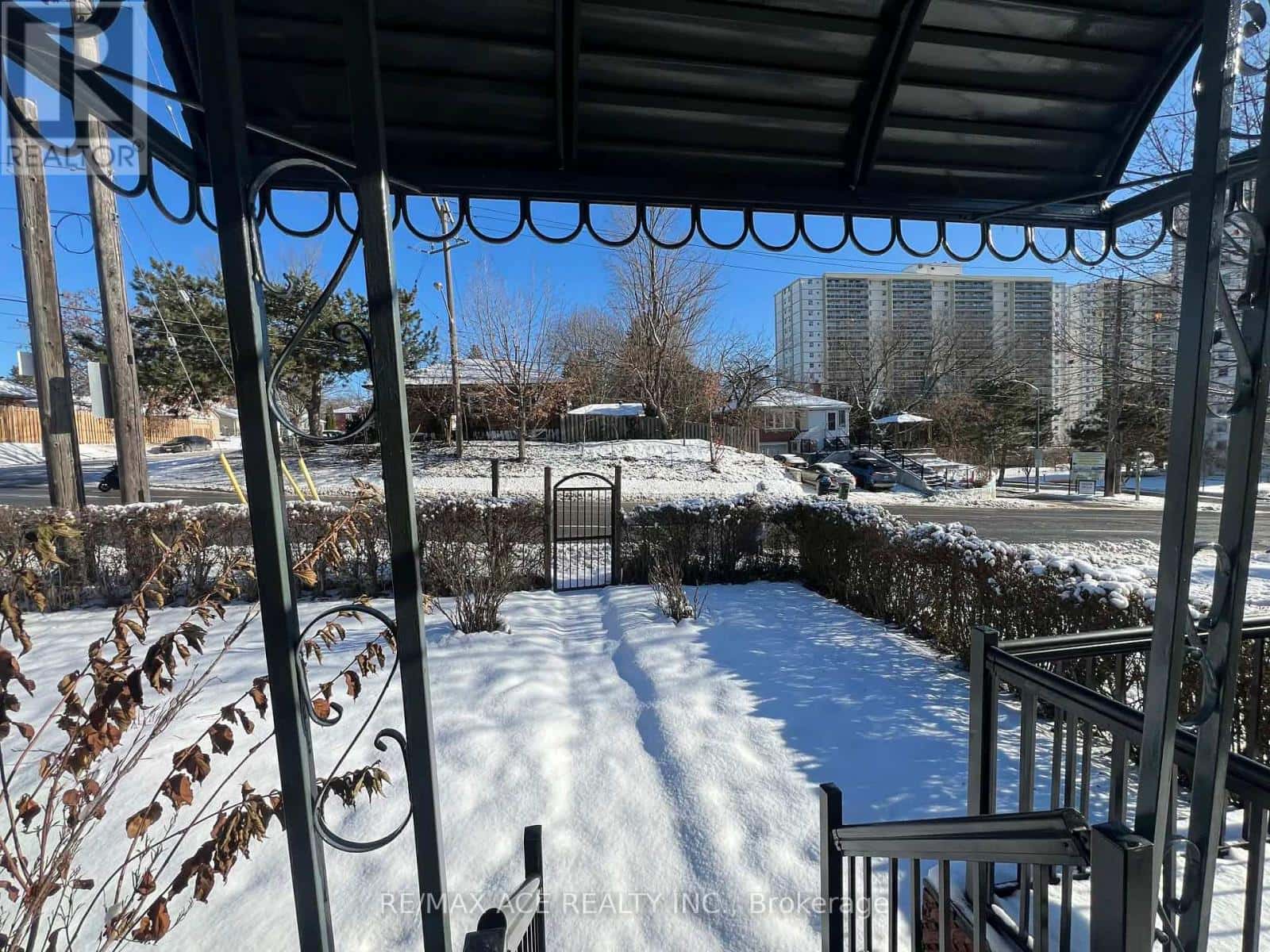 294 PHARMACY AVENUE — Toronto (Clairlea-Birchmount), Ontario - Photo 2 of 17